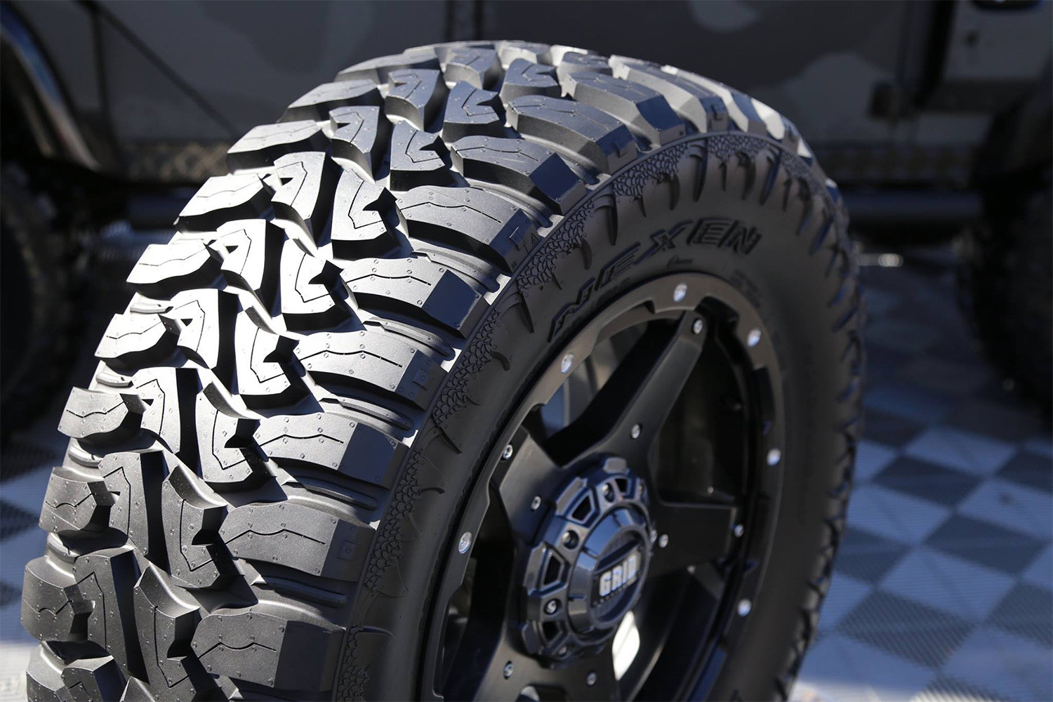 3057018 LT LRF 12P 128/125Q NEXEN ROADIAN MTX RM7